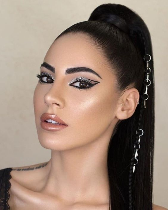 stud eyes Makeup Looks for Black Outfits
