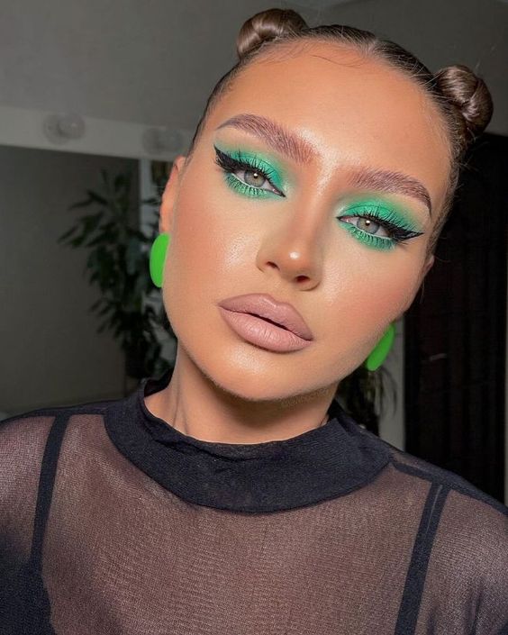 emerald green makeup looks,
